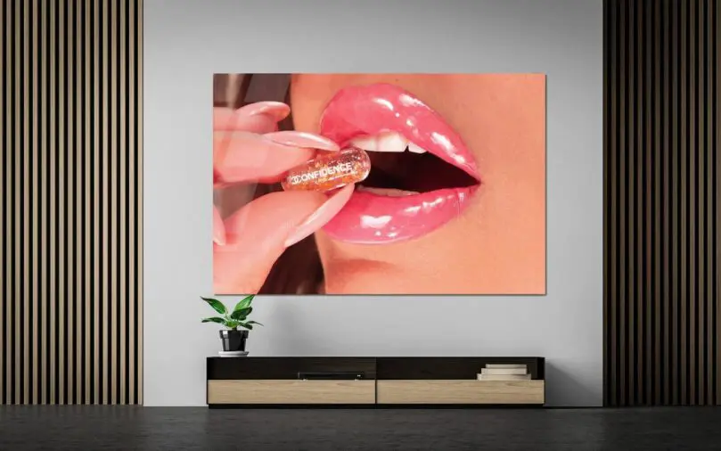 Peinture sur plexiglas des lèvres roses