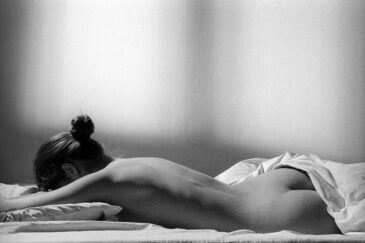 Foto artística en blanco y negro mujer de plexiglás