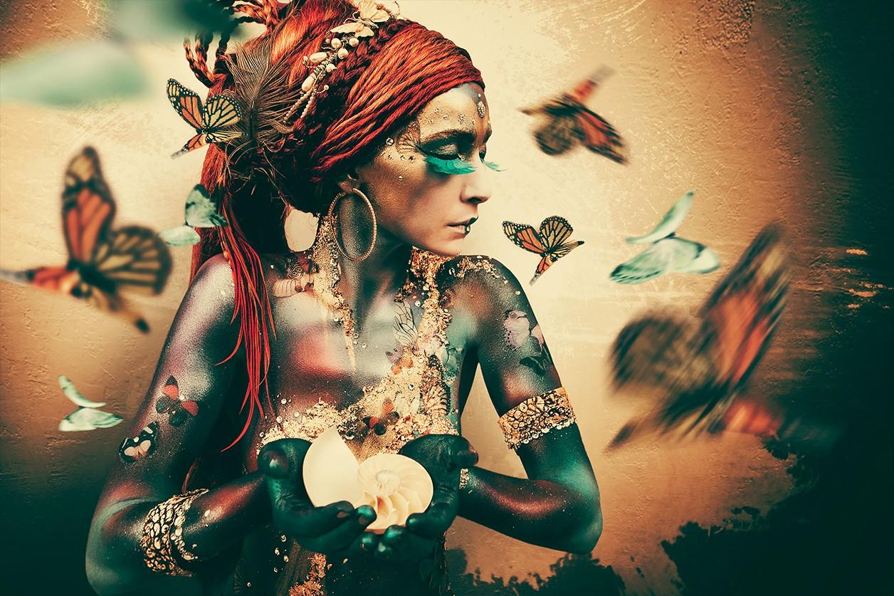 femme aux papillons par Jaime Ibarra II